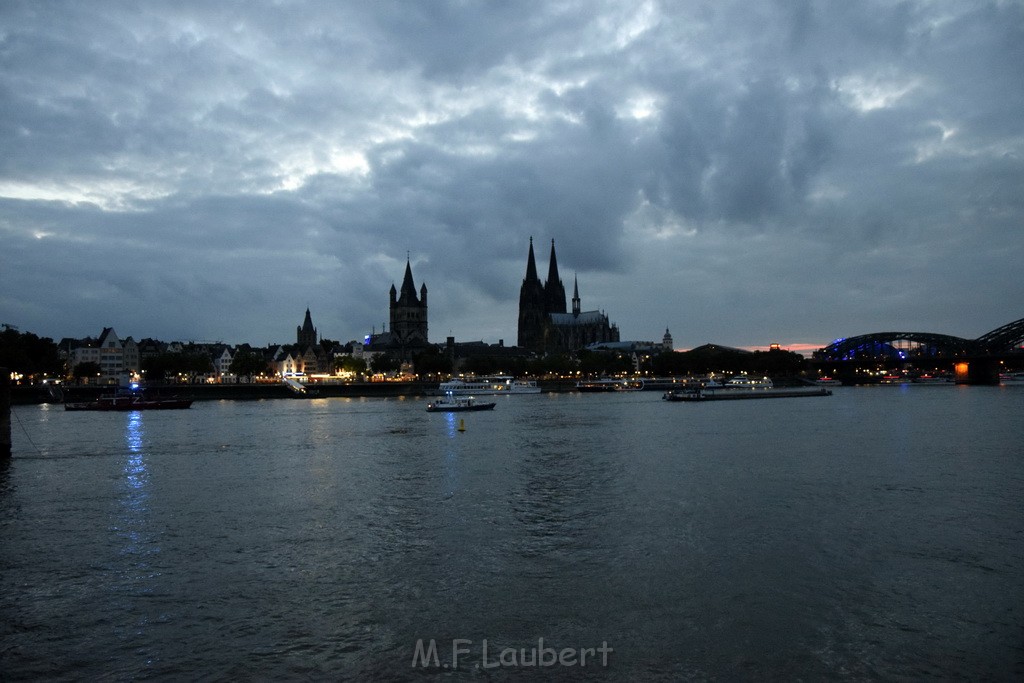 Hilfe Schiff Koeln Hoehe Kranhaeuser Schiff Rich Hafen Koeln Muelheim P01.JPG - Miklos Laubert